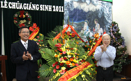 Vertreter der vaterländischen Front besuchen Katholiken zu Weihnachten
